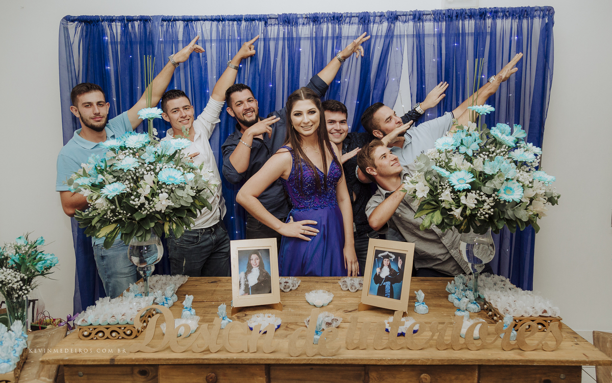 Festa e recepção de formatura da Carol Boemeke realizada no salão arco iris, formanda de Design de interiores por Kevin Medeiros, fotógrafo de Canoas, porto alegre e RS