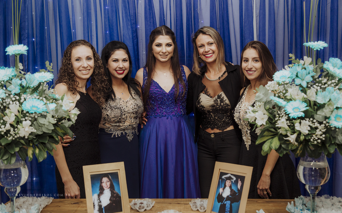 Festa e recepção de formatura da Carol Boemeke realizada no salão arco iris, formanda de Design de interiores por Kevin Medeiros, fotógrafo de Canoas, porto alegre e RS