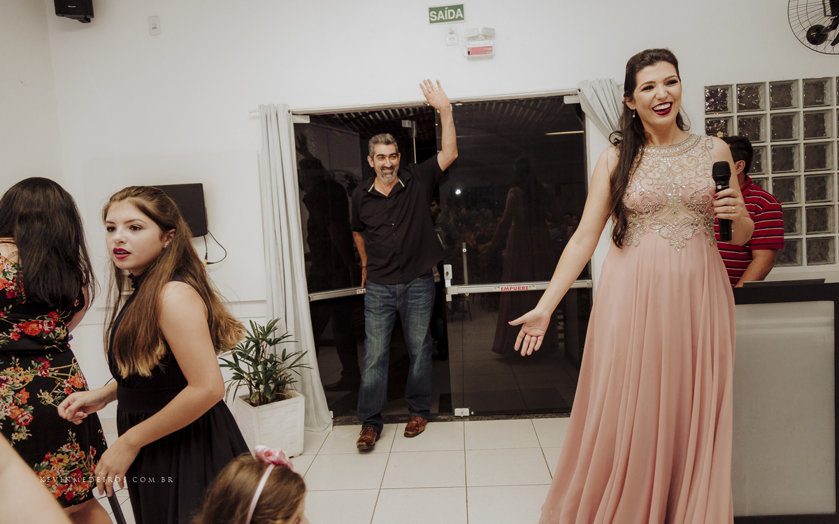 Festa e recepção de formatura da Carol Boemeke realizada no salão arco iris, formanda de Design de interiores por Kevin Medeiros, fotógrafo de Canoas, porto alegre e RS