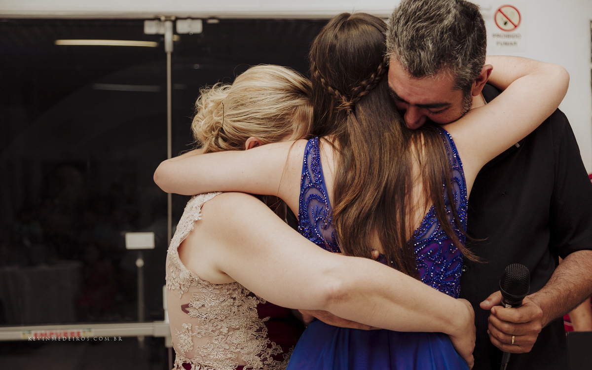 Festa e recepção de formatura da Carol Boemeke realizada no salão arco iris, formanda de Design de interiores por Kevin Medeiros, fotógrafo de Canoas, porto alegre e RS