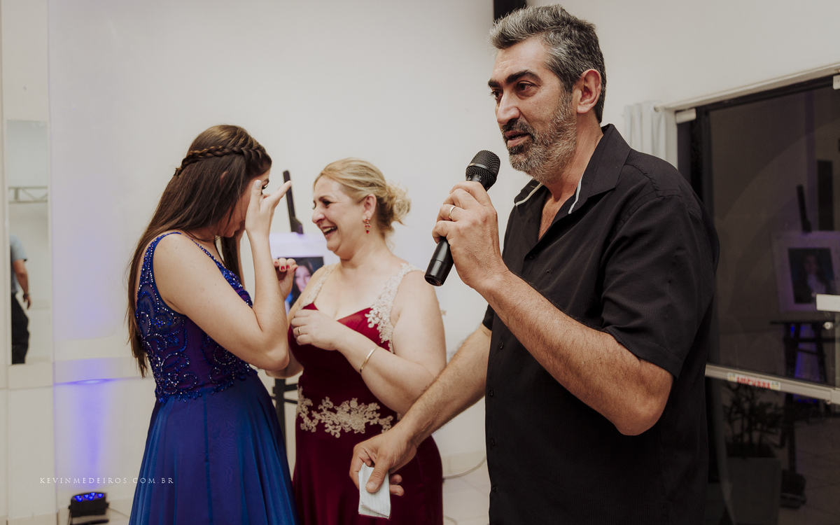 Festa e recepção de formatura da Carol Boemeke realizada no salão arco iris, formanda de Design de interiores por Kevin Medeiros, fotógrafo de Canoas, porto alegre e RS