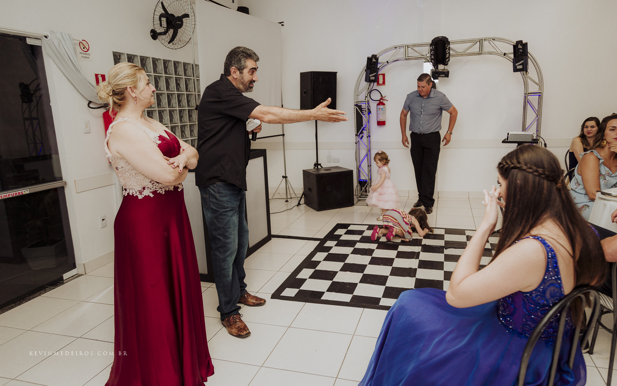 Festa e recepção de formatura da Carol Boemeke realizada no salão arco iris, formanda de Design de interiores por Kevin Medeiros, fotógrafo de Canoas, porto alegre e RS