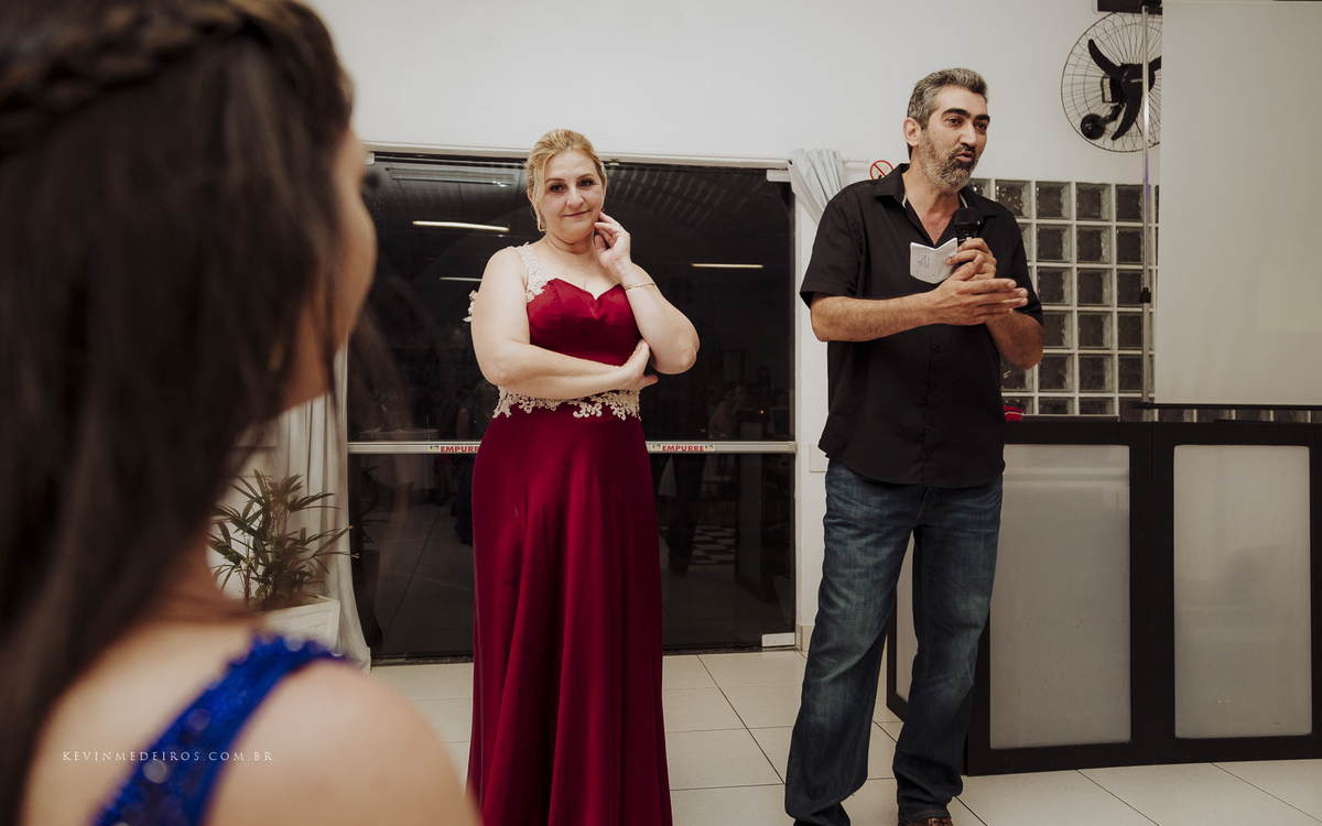 Festa e recepção de formatura da Carol Boemeke realizada no salão arco iris, formanda de Design de interiores por Kevin Medeiros, fotógrafo de Canoas, porto alegre e RS