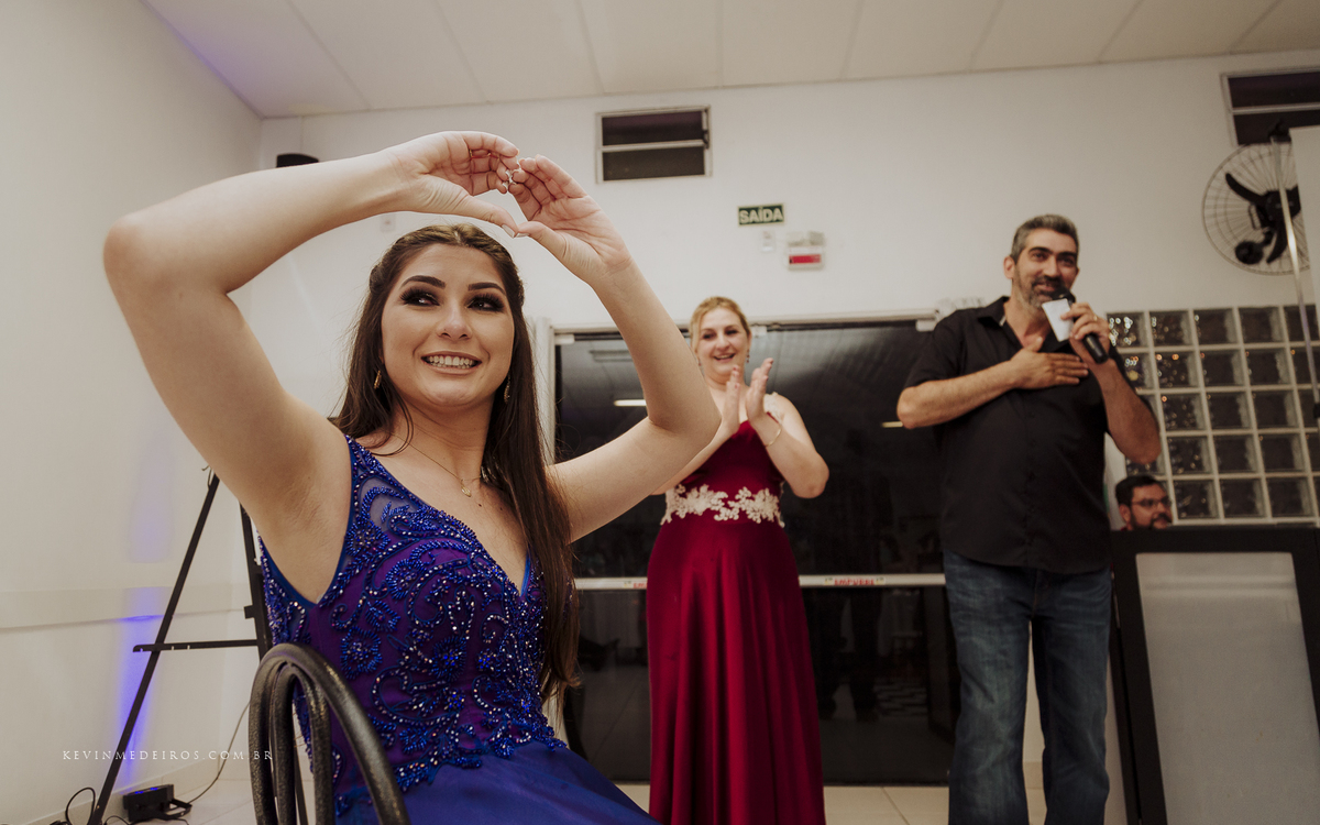 Festa e recepção de formatura da Carol Boemeke realizada no salão arco iris, formanda de Design de interiores por Kevin Medeiros, fotógrafo de Canoas, porto alegre e RS