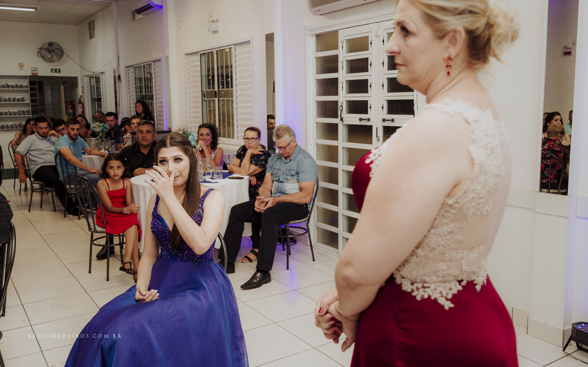 Festa e recepção de formatura da Carol Boemeke realizada no salão arco iris, formanda de Design de interiores por Kevin Medeiros, fotógrafo de Canoas, porto alegre e RS