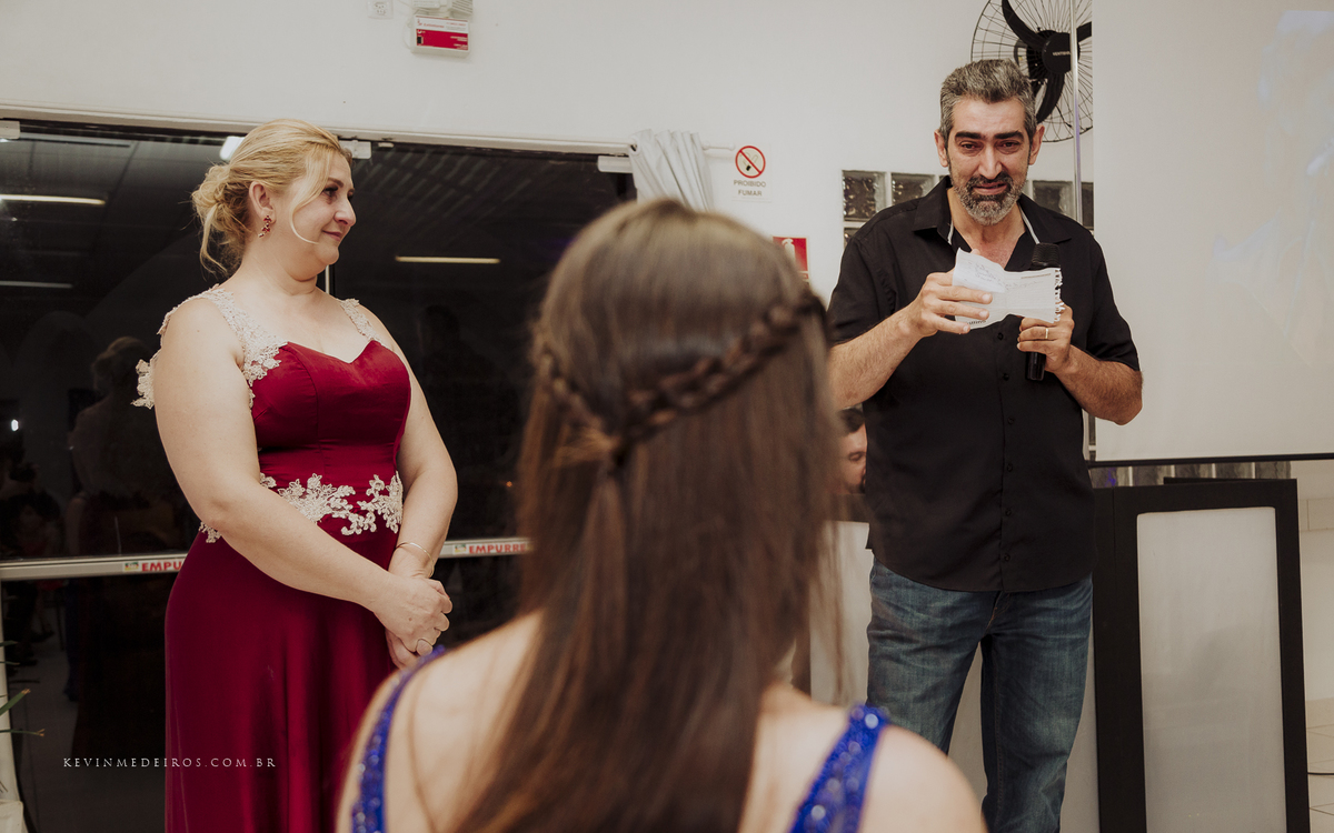 Festa e recepção de formatura da Carol Boemeke realizada no salão arco iris, formanda de Design de interiores por Kevin Medeiros, fotógrafo de Canoas, porto alegre e RS