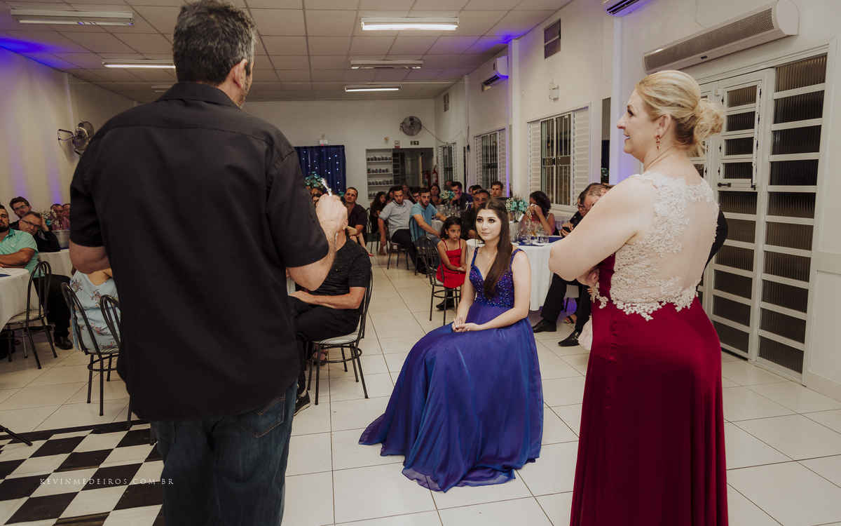 Festa e recepção de formatura da Carol Boemeke realizada no salão arco iris, formanda de Design de interiores por Kevin Medeiros, fotógrafo de Canoas, porto alegre e RS