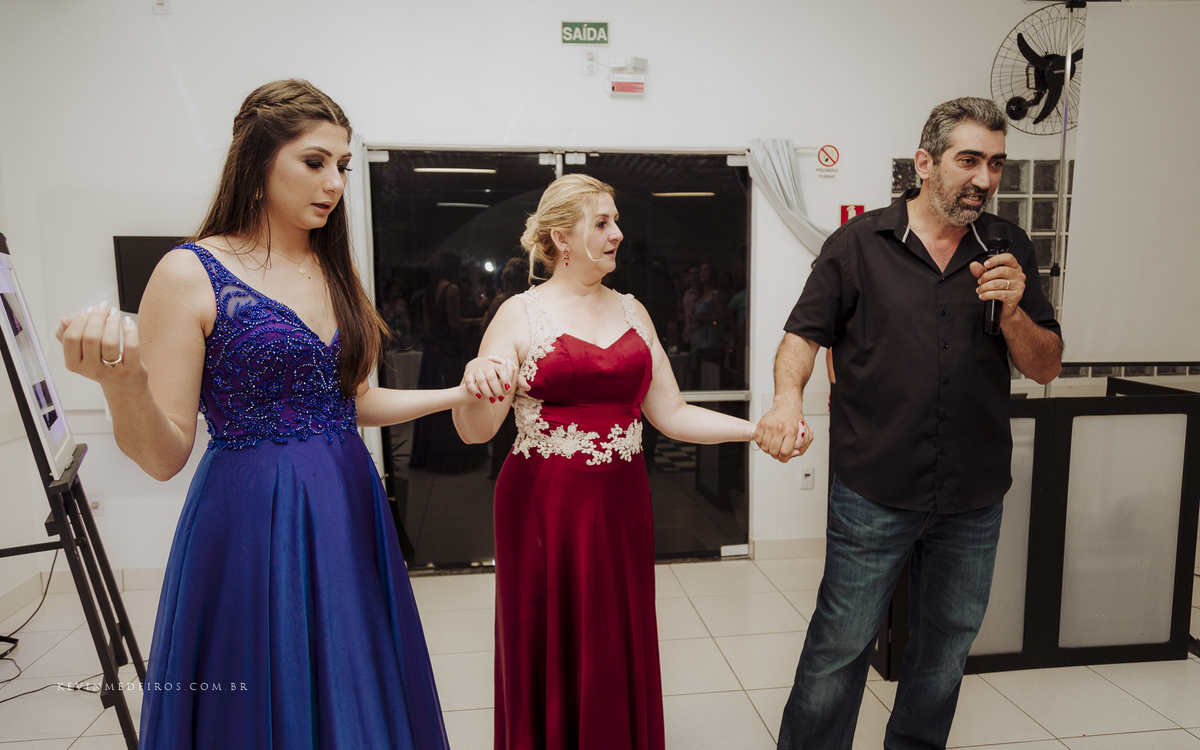 Festa e recepção de formatura da Carol Boemeke realizada no salão arco iris, formanda de Design de interiores por Kevin Medeiros, fotógrafo de Canoas, porto alegre e RS