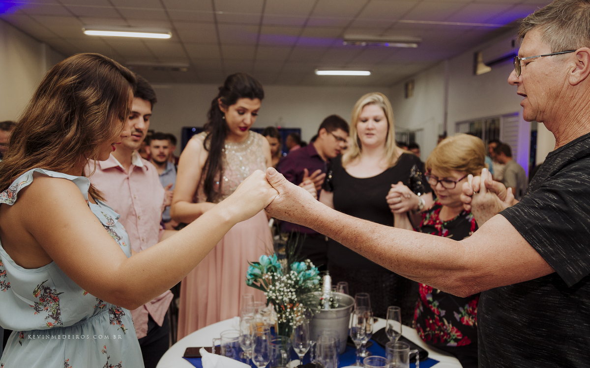Festa e recepção de formatura da Carol Boemeke realizada no salão arco iris, formanda de Design de interiores por Kevin Medeiros, fotógrafo de Canoas, porto alegre e RS