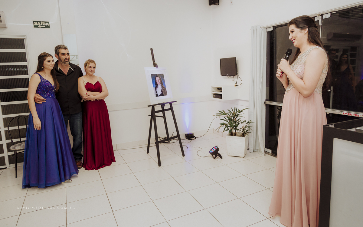 Festa e recepção de formatura da Carol Boemeke realizada no salão arco iris, formanda de Design de interiores por Kevin Medeiros, fotógrafo de Canoas, porto alegre e RS