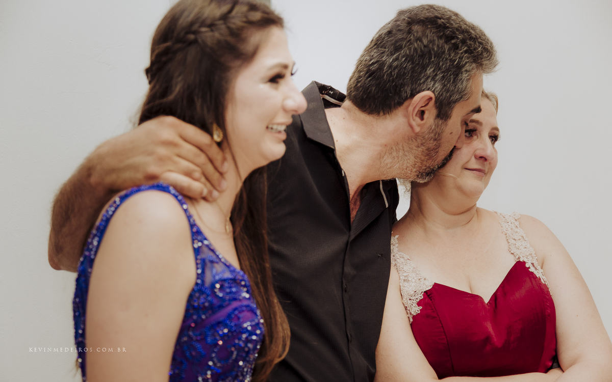 Festa e recepção de formatura da Carol Boemeke realizada no salão arco iris, formanda de Design de interiores por Kevin Medeiros, fotógrafo de Canoas, porto alegre e RS