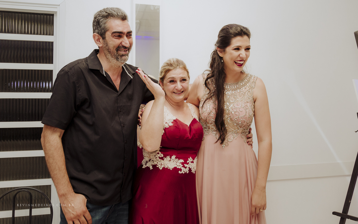 Festa e recepção de formatura da Carol Boemeke realizada no salão arco iris, formanda de Design de interiores por Kevin Medeiros, fotógrafo de Canoas, porto alegre e RS