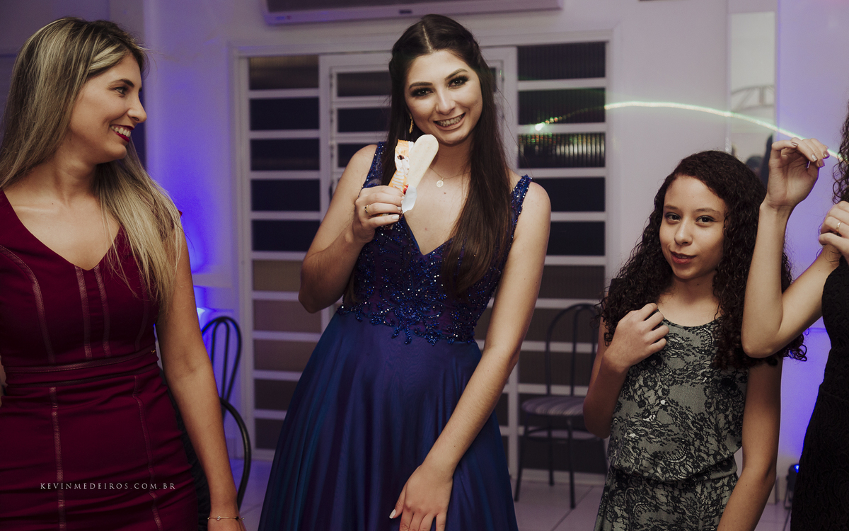 Festa e recepção de formatura da Carol Boemeke realizada no salão arco iris, formanda de Design de interiores por Kevin Medeiros, fotógrafo de Canoas, porto alegre e RS