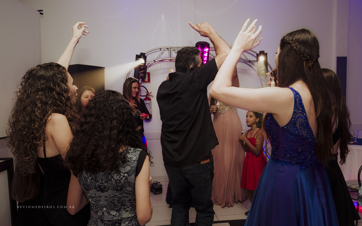 Festa e recepção de formatura da Carol Boemeke realizada no salão arco iris, formanda de Design de interiores por Kevin Medeiros, fotógrafo de Canoas, porto alegre e RS