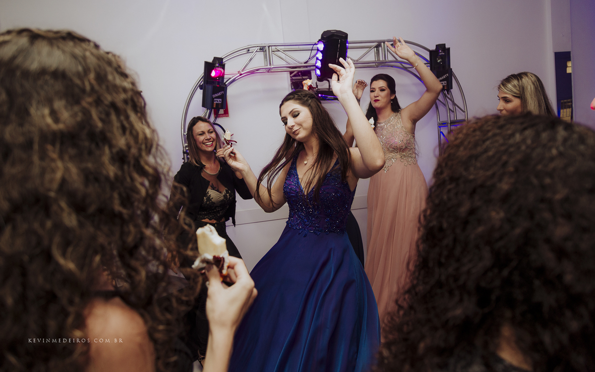 Festa e recepção de formatura da Carol Boemeke realizada no salão arco iris, formanda de Design de interiores por Kevin Medeiros, fotógrafo de Canoas, porto alegre e RS