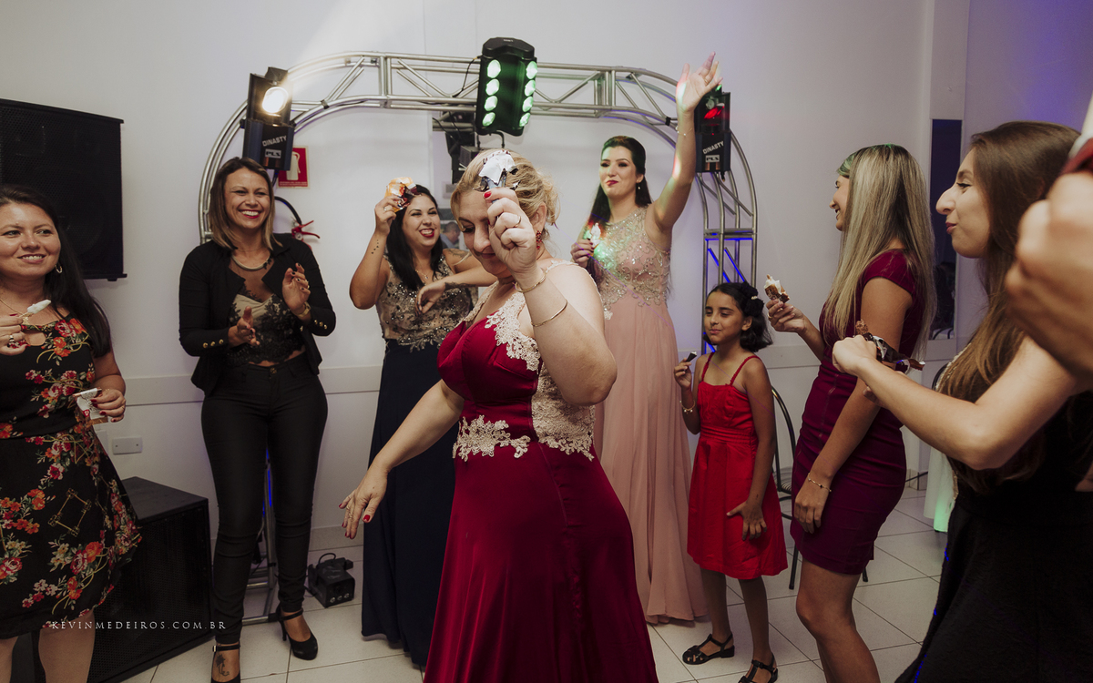 Festa e recepção de formatura da Carol Boemeke realizada no salão arco iris, formanda de Design de interiores por Kevin Medeiros, fotógrafo de Canoas, porto alegre e RS