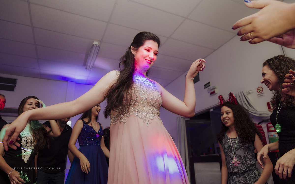 Festa e recepção de formatura da Carol Boemeke realizada no salão arco iris, formanda de Design de interiores por Kevin Medeiros, fotógrafo de Canoas, porto alegre e RS