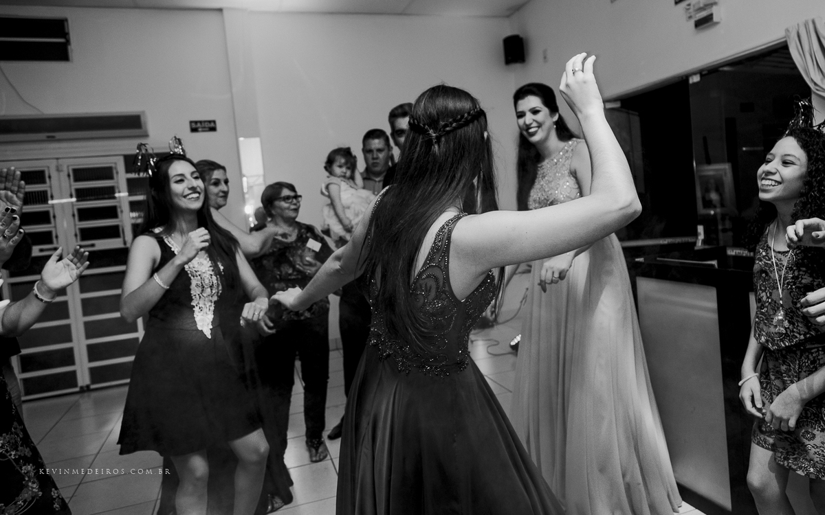 Festa e recepção de formatura da Carol Boemeke realizada no salão arco iris, formanda de Design de interiores por Kevin Medeiros, fotógrafo de Canoas, porto alegre e RS