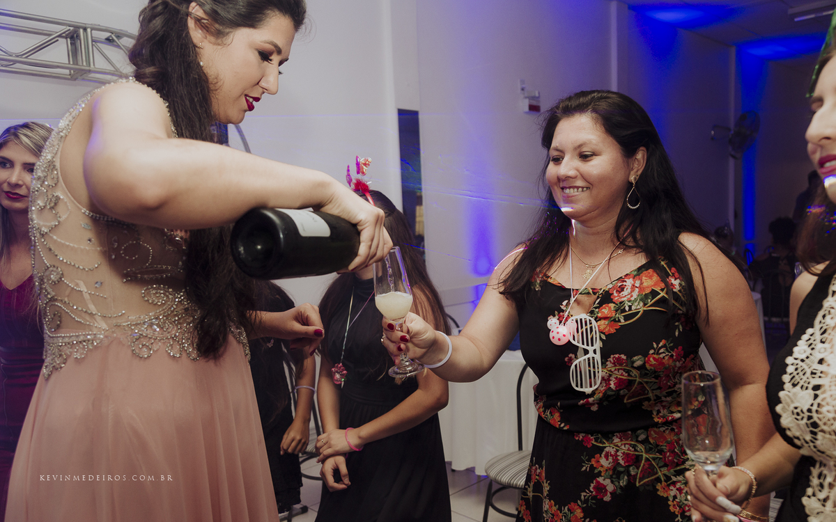 Festa e recepção de formatura da Carol Boemeke realizada no salão arco iris, formanda de Design de interiores por Kevin Medeiros, fotógrafo de Canoas, porto alegre e RS