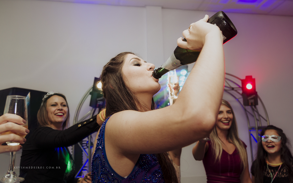 Festa e recepção de formatura da Carol Boemeke realizada no salão arco iris, formanda de Design de interiores por Kevin Medeiros, fotógrafo de Canoas, porto alegre e RS
