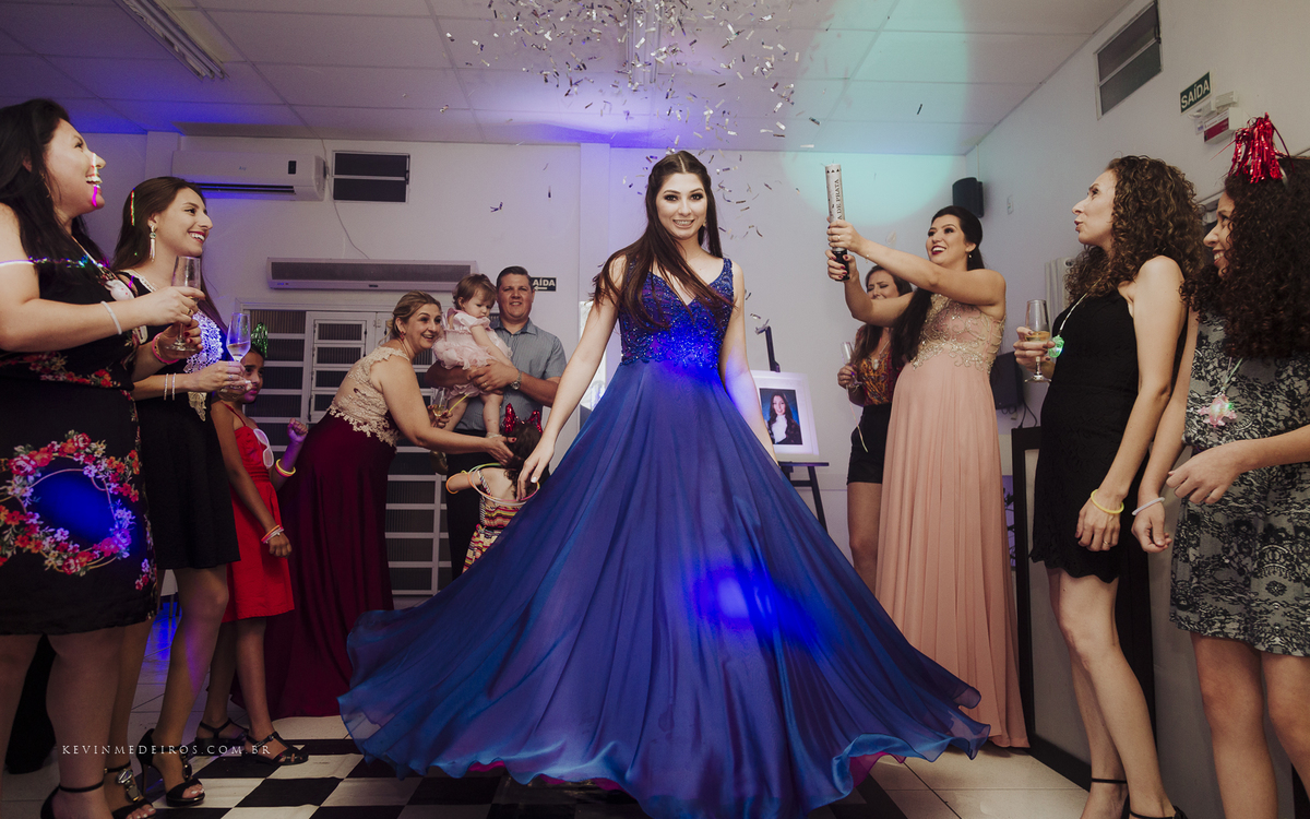 Festa e recepção de formatura da Carol Boemeke realizada no salão arco iris, formanda de Design de interiores por Kevin Medeiros, fotógrafo de Canoas, porto alegre e RS