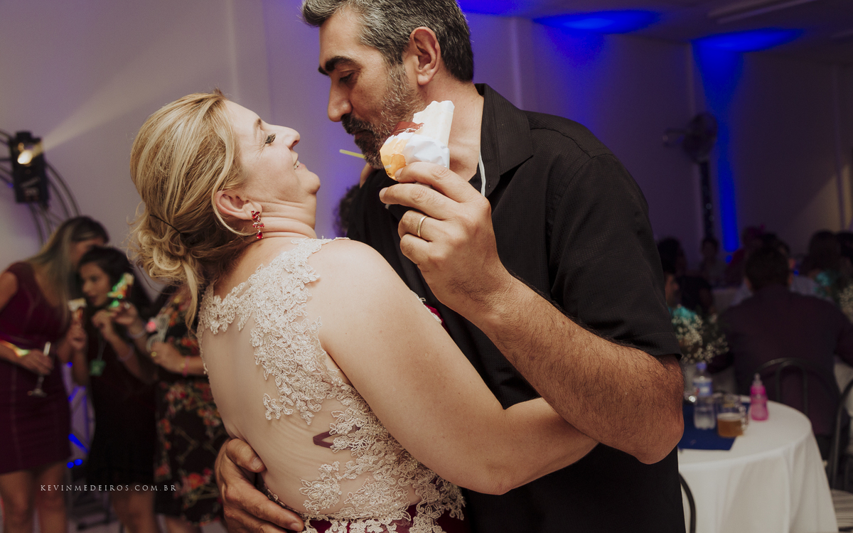 Festa e recepção de formatura da Carol Boemeke realizada no salão arco iris, formanda de Design de interiores por Kevin Medeiros, fotógrafo de Canoas, porto alegre e RS