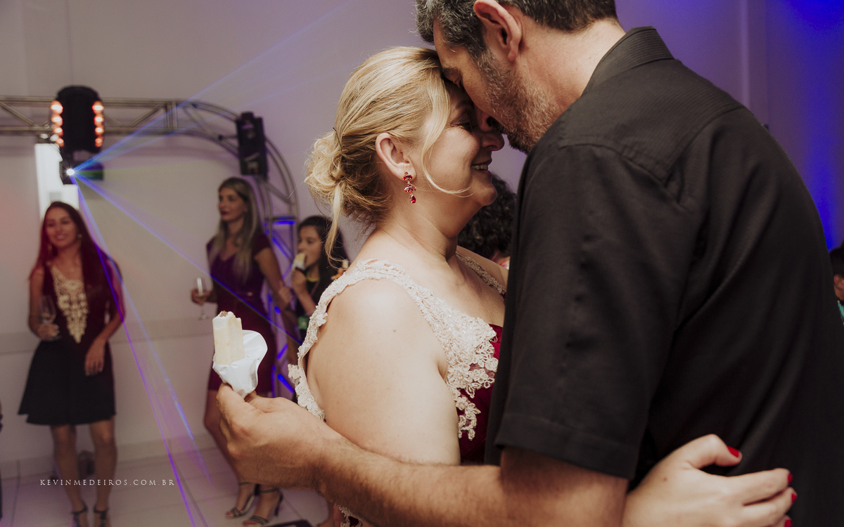 Festa e recepção de formatura da Carol Boemeke realizada no salão arco iris, formanda de Design de interiores por Kevin Medeiros, fotógrafo de Canoas, porto alegre e RS