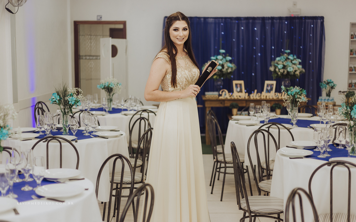 Festa e recepção de formatura da Carol Boemeke realizada no salão arco iris, formanda de Design de interiores por Kevin Medeiros, fotógrafo de Canoas, porto alegre e RS