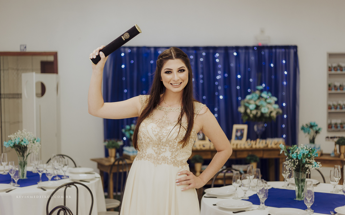 Festa e recepção de formatura da Carol Boemeke realizada no salão arco iris, formanda de Design de interiores por Kevin Medeiros, fotógrafo de Canoas, porto alegre e RS