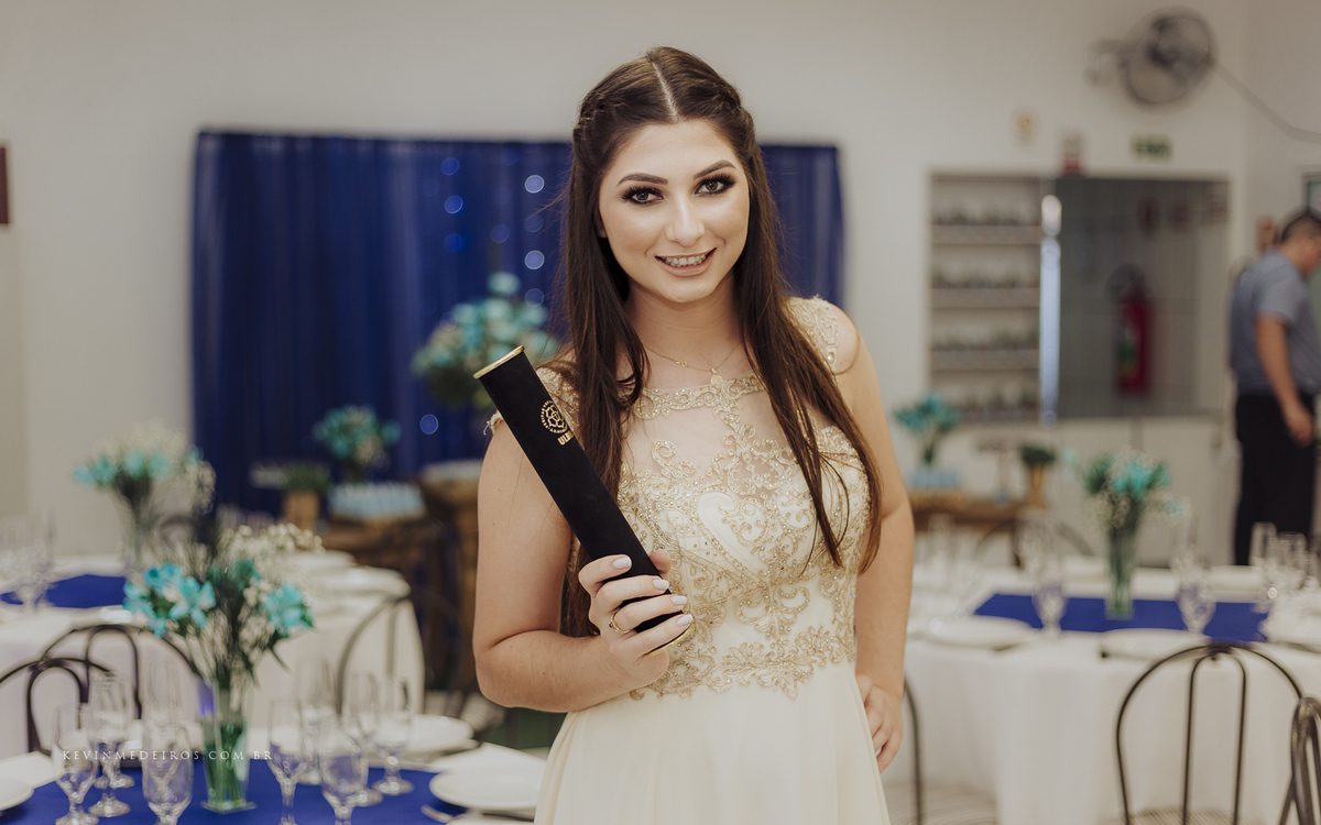 Festa e recepção de formatura da Carol Boemeke realizada no salão arco iris, formanda de Design de interiores por Kevin Medeiros, fotógrafo de Canoas, porto alegre e RS