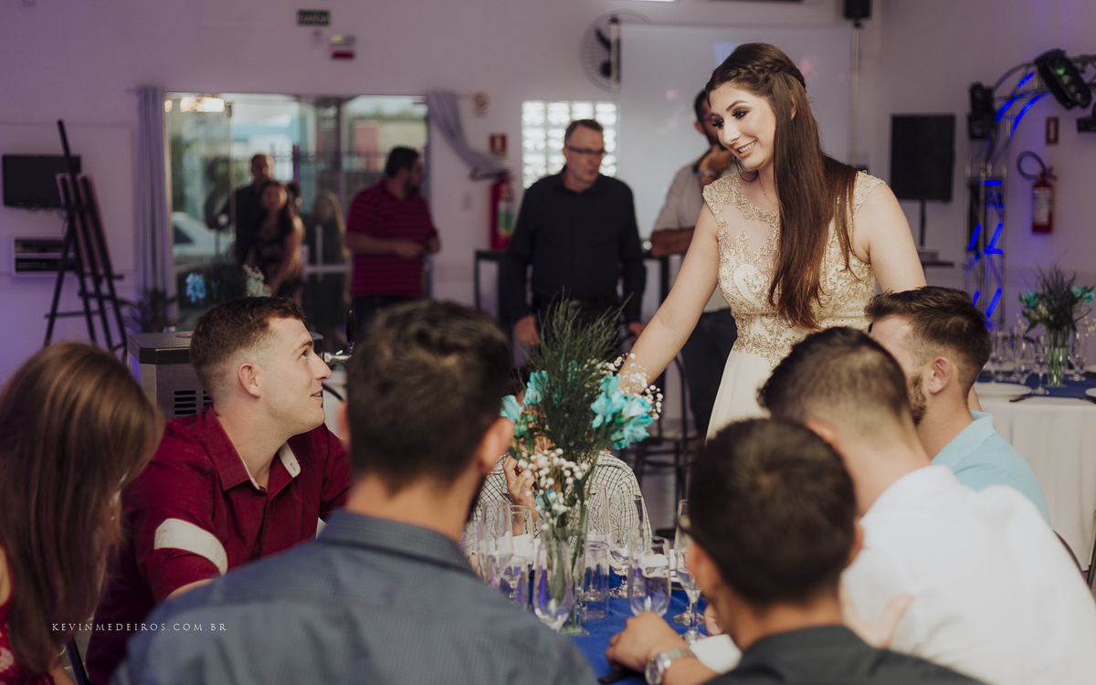 Festa e recepção de formatura da Carol Boemeke realizada no salão arco iris, formanda de Design de interiores por Kevin Medeiros, fotógrafo de Canoas, porto alegre e RS