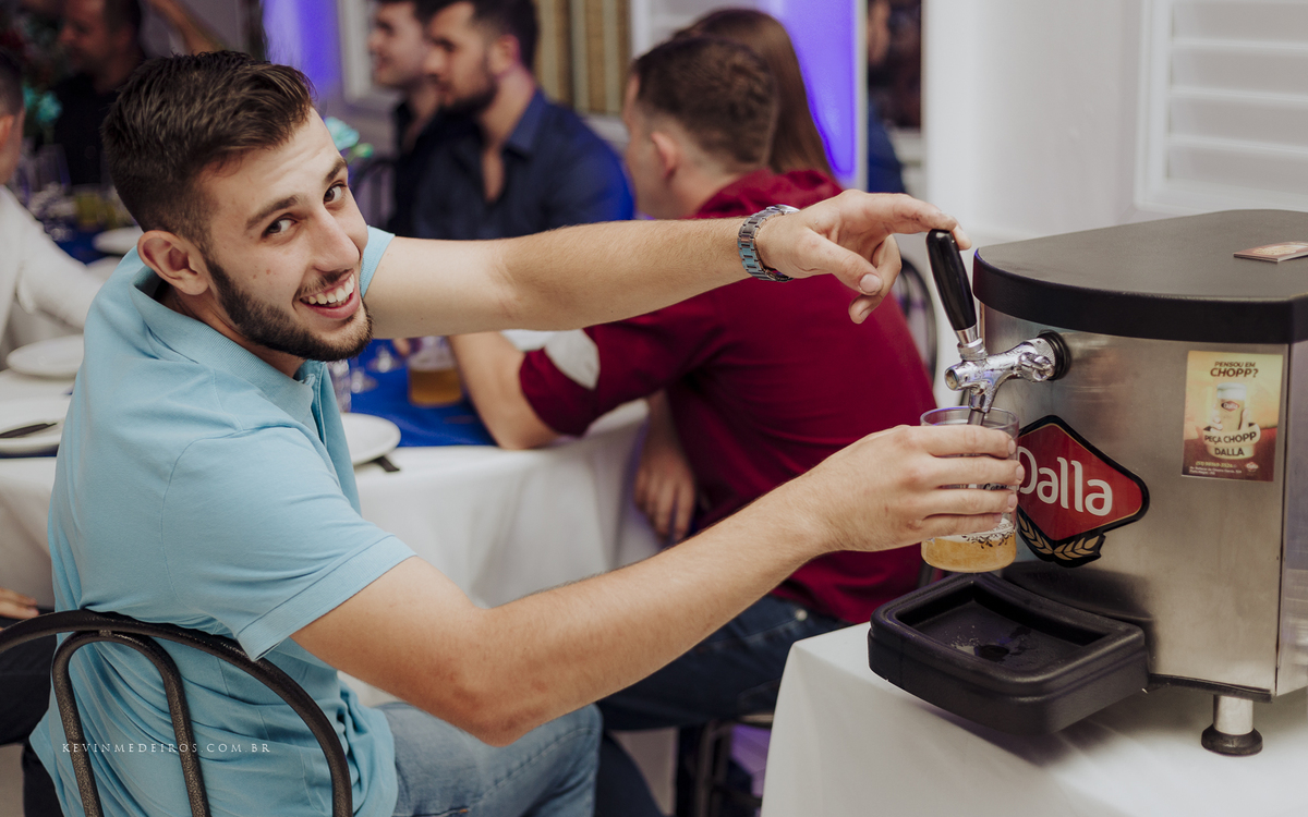 Festa e recepção de formatura da Carol Boemeke realizada no salão arco iris, formanda de Design de interiores por Kevin Medeiros, fotógrafo de Canoas, porto alegre e RS