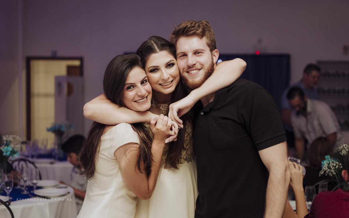 Festa e recepção de formatura da Carol Boemeke realizada no salão arco iris, formanda de Design de interiores por Kevin Medeiros, fotógrafo de Canoas, porto alegre e RS