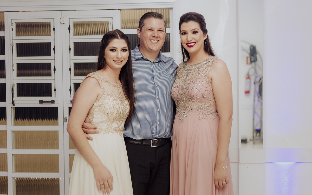 Festa e recepção de formatura da Carol Boemeke realizada no salão arco iris, formanda de Design de interiores por Kevin Medeiros, fotógrafo de Canoas, porto alegre e RS