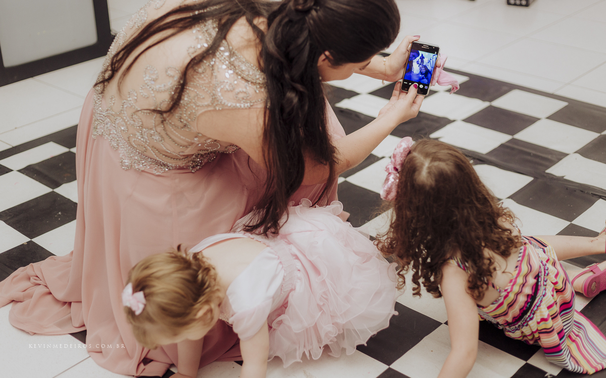 Festa e recepção de formatura da Carol Boemeke realizada no salão arco iris, formanda de Design de interiores por Kevin Medeiros, fotógrafo de Canoas, porto alegre e RS