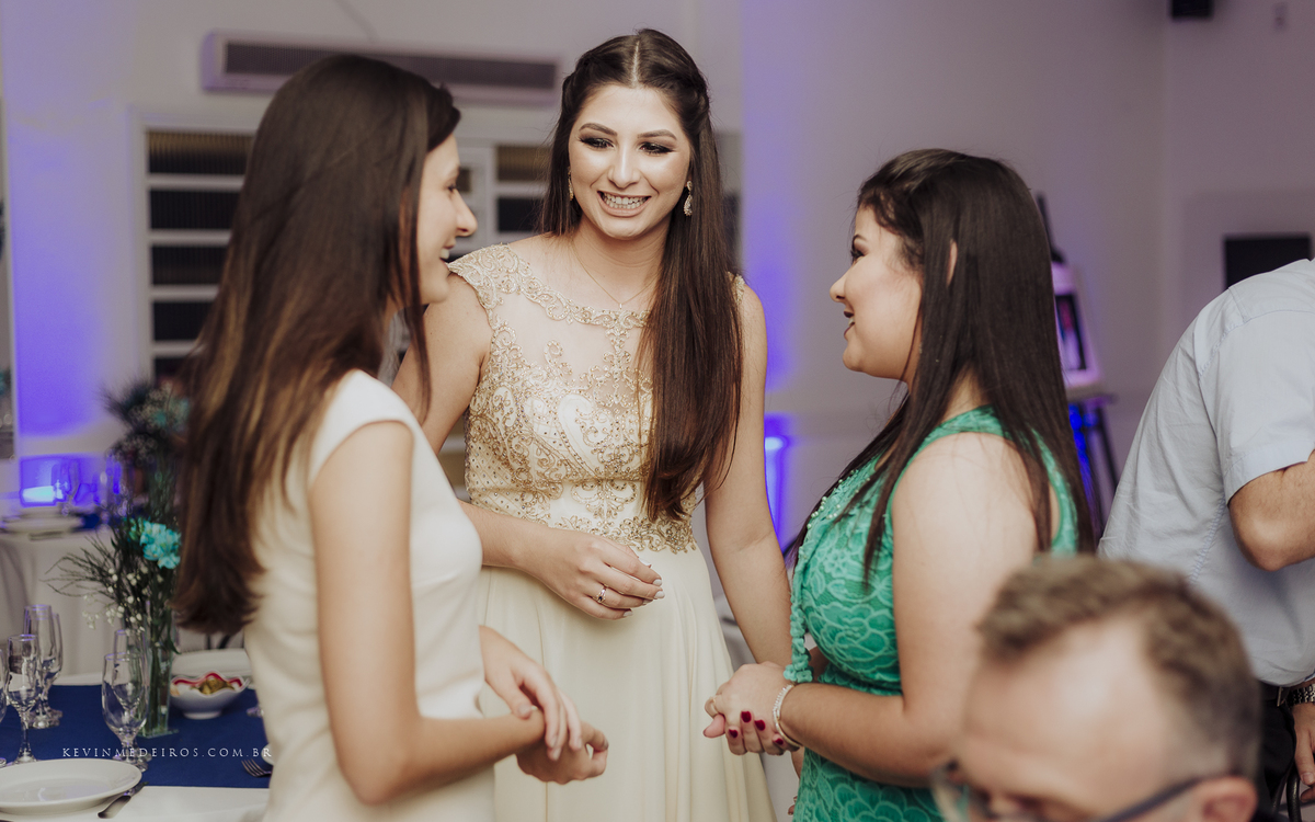 Festa e recepção de formatura da Carol Boemeke realizada no salão arco iris, formanda de Design de interiores por Kevin Medeiros, fotógrafo de Canoas, porto alegre e RS