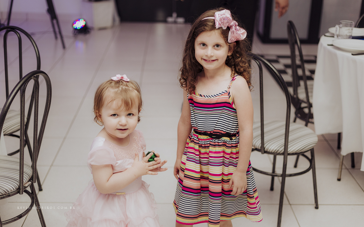 Festa e recepção de formatura da Carol Boemeke realizada no salão arco iris, formanda de Design de interiores por Kevin Medeiros, fotógrafo de Canoas, porto alegre e RS