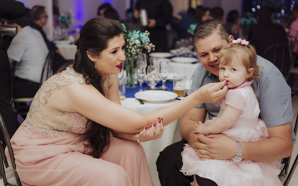 Festa e recepção de formatura da Carol Boemeke realizada no salão arco iris, formanda de Design de interiores por Kevin Medeiros, fotógrafo de Canoas, porto alegre e RS