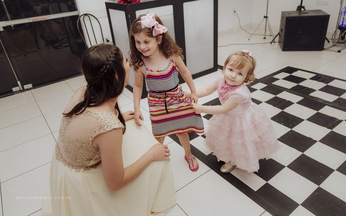 Festa e recepção de formatura da Carol Boemeke realizada no salão arco iris, formanda de Design de interiores por Kevin Medeiros, fotógrafo de Canoas, porto alegre e RS