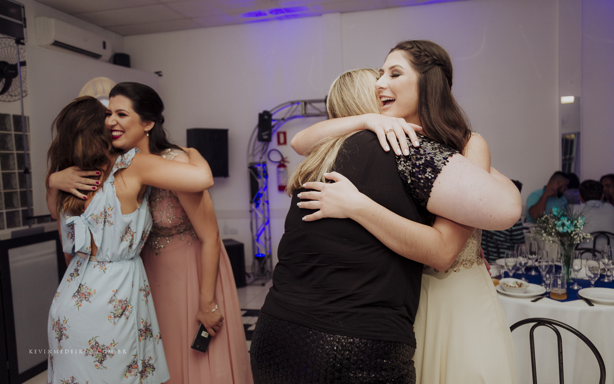 Festa e recepção de formatura da Carol Boemeke realizada no salão arco iris, formanda de Design de interiores por Kevin Medeiros, fotógrafo de Canoas, porto alegre e RS