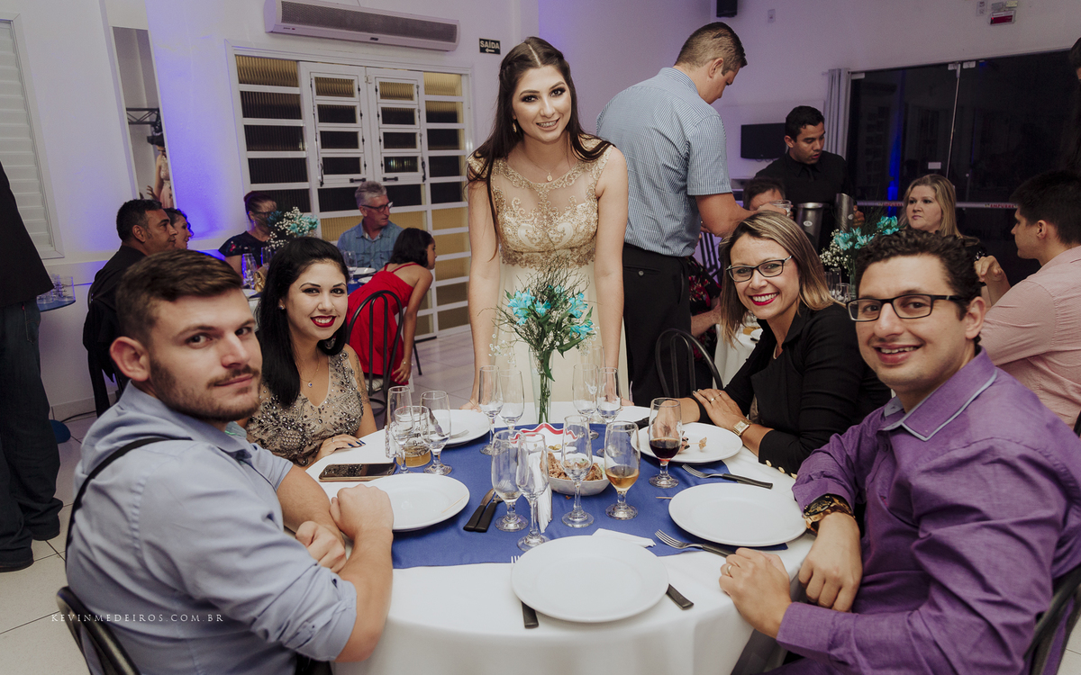 Festa e recepção de formatura da Carol Boemeke realizada no salão arco iris, formanda de Design de interiores por Kevin Medeiros, fotógrafo de Canoas, porto alegre e RS