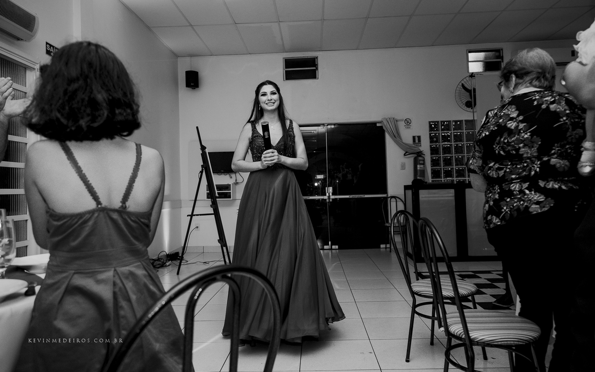 Festa e recepção de formatura da Carol Boemeke realizada no salão arco iris, formanda de Design de interiores por Kevin Medeiros, fotógrafo de Canoas, porto alegre e RS