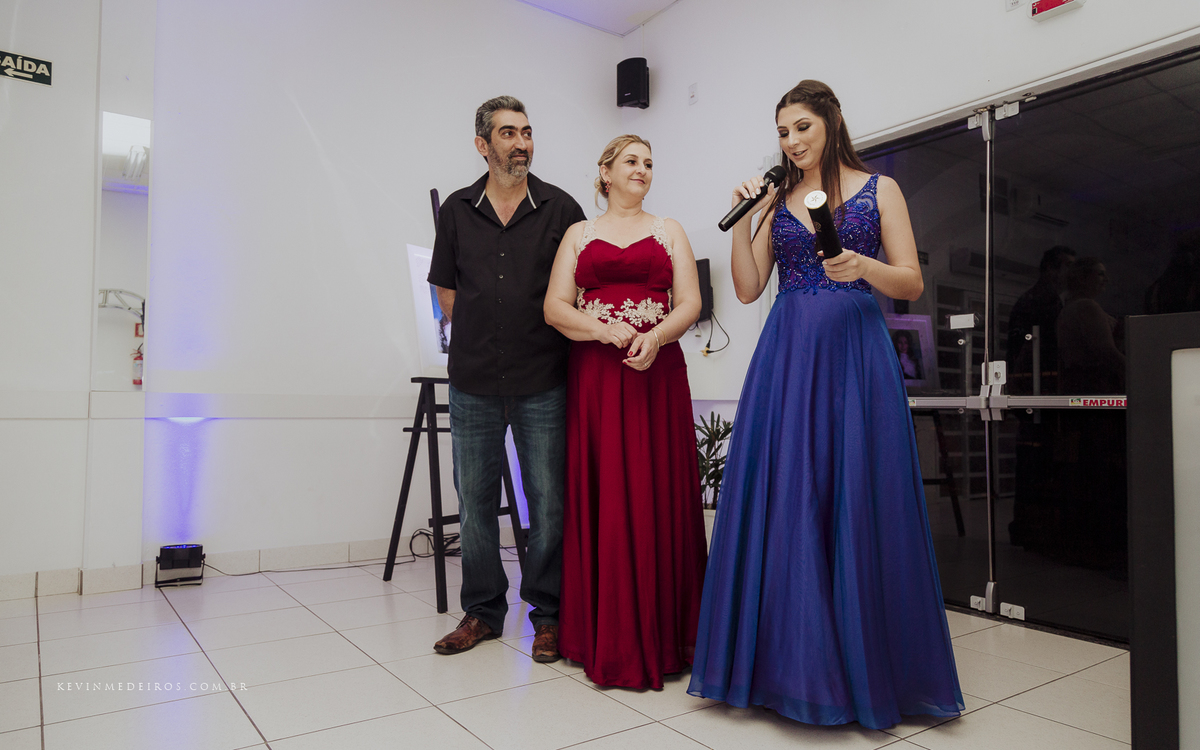 Festa e recepção de formatura da Carol Boemeke realizada no salão arco iris, formanda de Design de interiores por Kevin Medeiros, fotógrafo de Canoas, porto alegre e RS