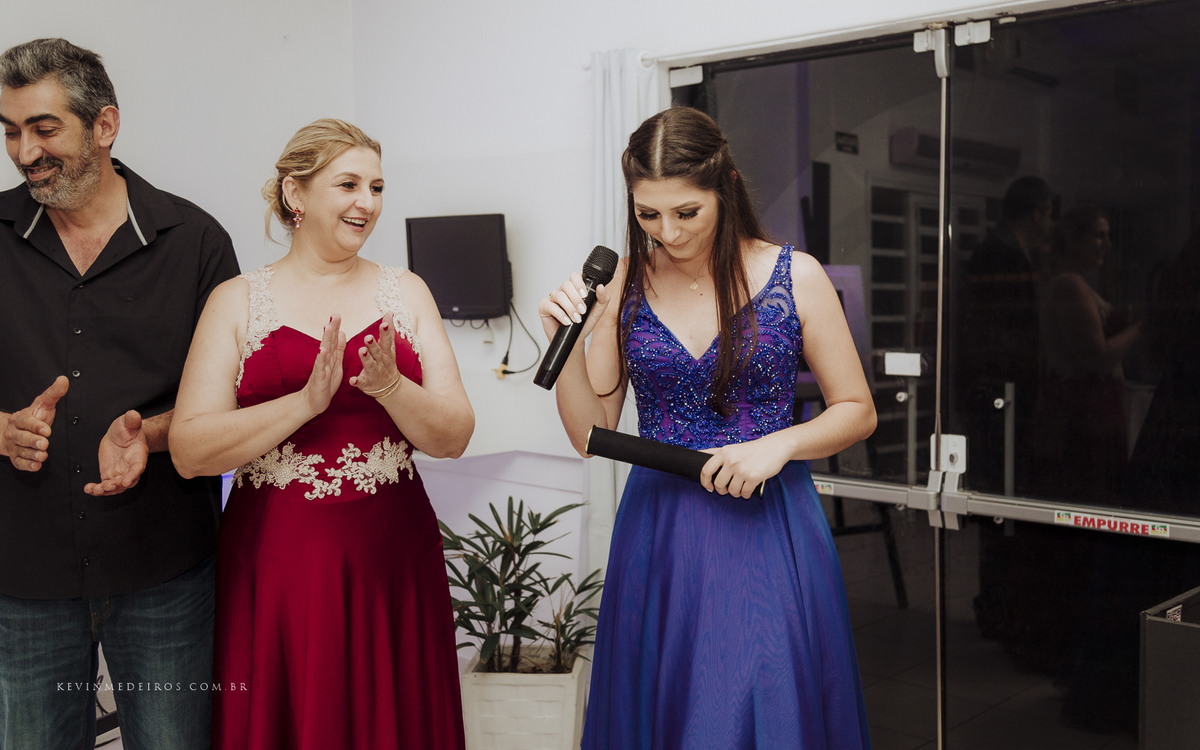 Festa e recepção de formatura da Carol Boemeke realizada no salão arco iris, formanda de Design de interiores por Kevin Medeiros, fotógrafo de Canoas, porto alegre e RS