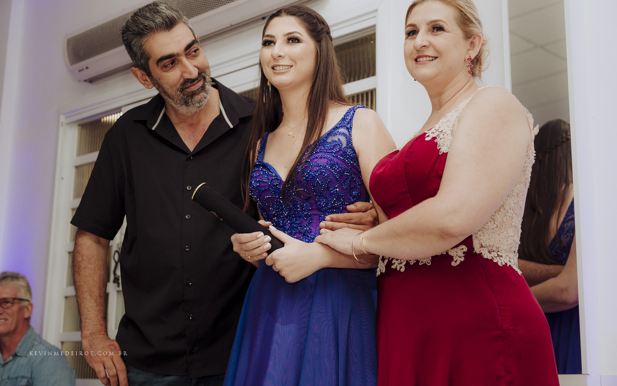 Festa e recepção de formatura da Carol Boemeke realizada no salão arco iris, formanda de Design de interiores por Kevin Medeiros, fotógrafo de Canoas, porto alegre e RS