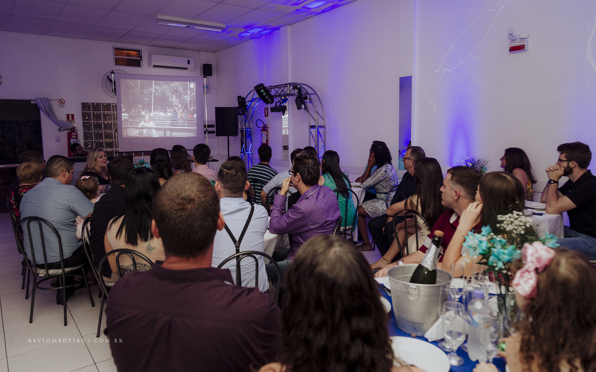 Festa e recepção de formatura da Carol Boemeke realizada no salão arco iris, formanda de Design de interiores por Kevin Medeiros, fotógrafo de Canoas, porto alegre e RS