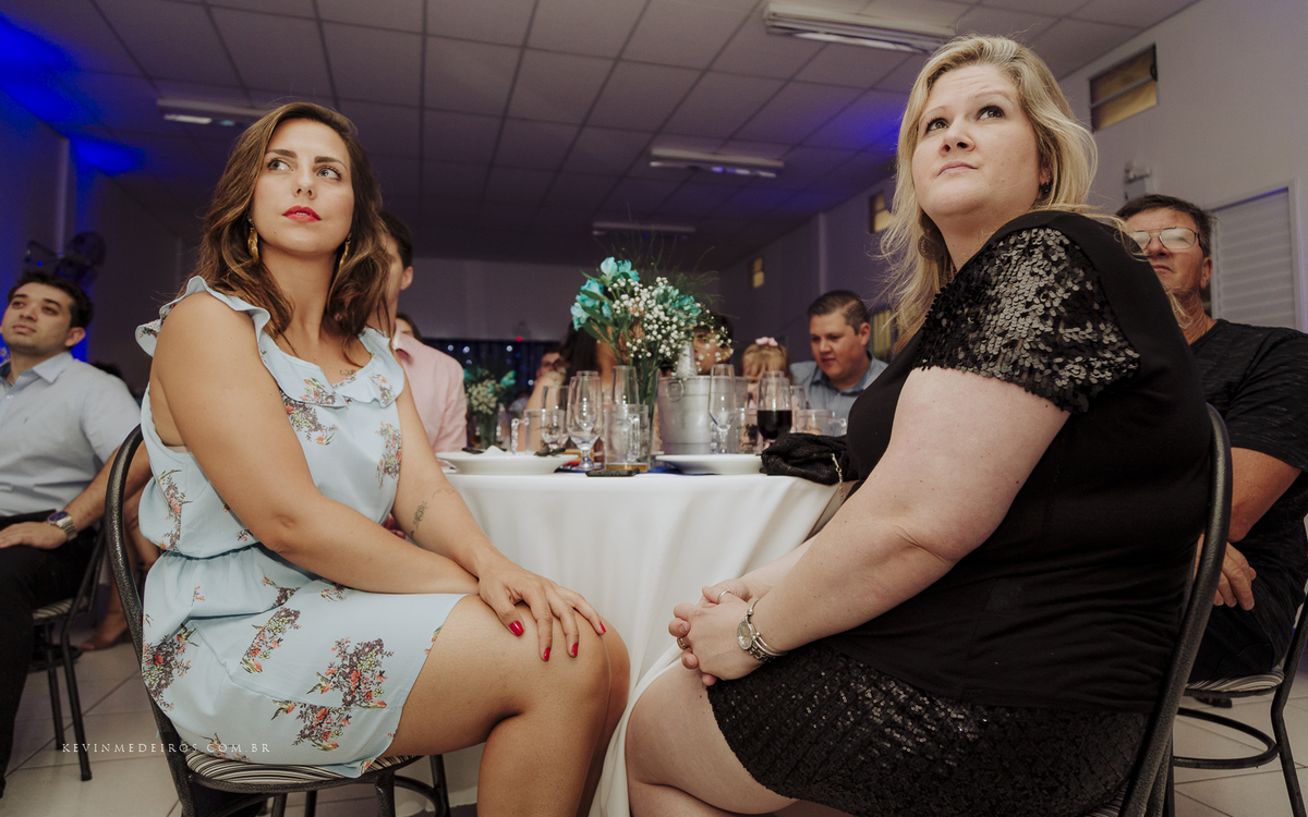 Festa e recepção de formatura da Carol Boemeke realizada no salão arco iris, formanda de Design de interiores por Kevin Medeiros, fotógrafo de Canoas, porto alegre e RS