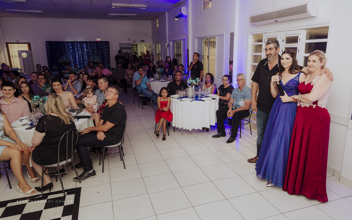 Festa e recepção de formatura da Carol Boemeke realizada no salão arco iris, formanda de Design de interiores por Kevin Medeiros, fotógrafo de Canoas, porto alegre e RS