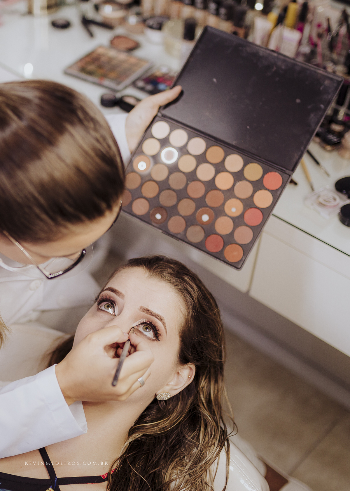 Making Of Maquiagem da Wanuza Esteil realizado no salão de beleza cort e cor candelária por Yasmin Gehres Makeup por Kevin Medeiros fotógrafo canoas rs