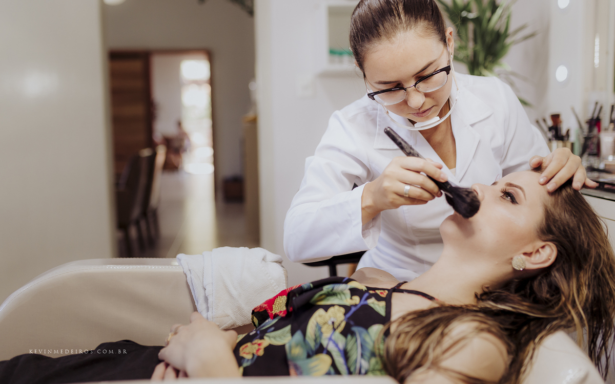 Making Of Maquiagem da Wanuza Esteil realizado no salão de beleza cort e cor candelária por Yasmin Gehres Makeup por Kevin Medeiros fotógrafo canoas rs